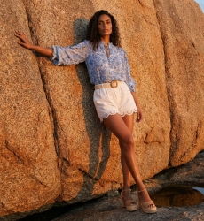 Blusa fluida com estampa pôr do sol âmbar, tons quentes laranja e amarelo, elegante top feminino.