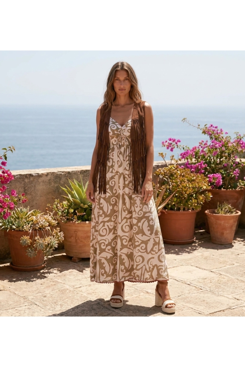 Vestido largo de viscosa con elegante estampado barroco. Foto en terraza con macetas azul mediodía.