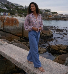 Elegante camisa caftã cinza com padrão de granito único, ideal para conforto de verão.