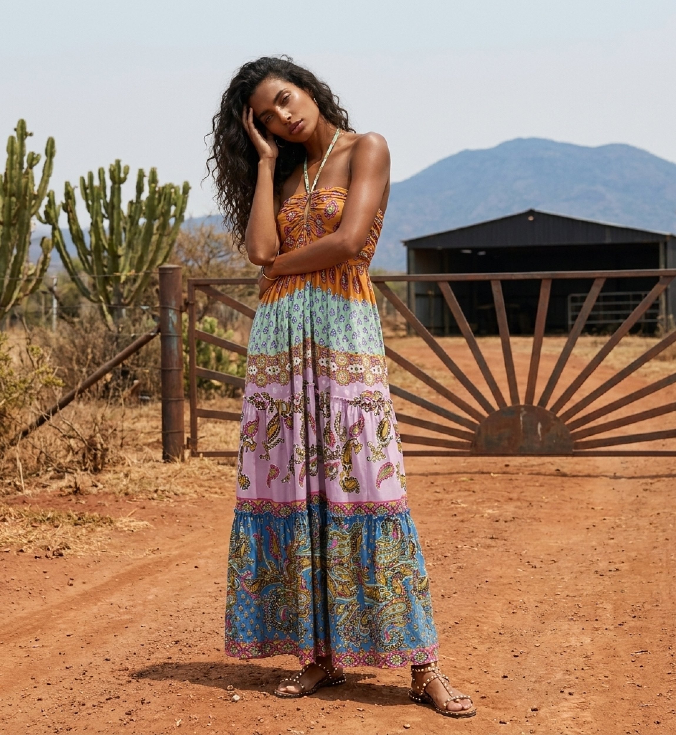 Vestido longo fluido de modal com estampa multicolorida vibrante, perfeito para o verão. Vista completa.