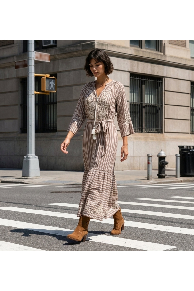 Vestido longo maxi elegante usado por modelo em cenário de parque urbano vibrante, perfeito para verão.