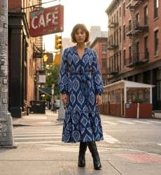 Vestido midi ikat azul y blanco, manga larga abullonada, falda escalonada, cinturón anudable, estilo urbano.