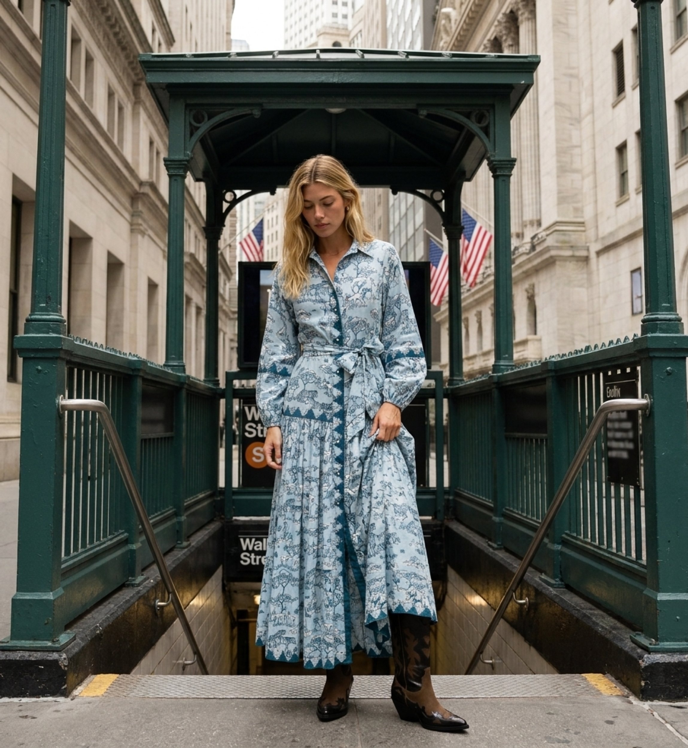 Vestido longo camisa manga comprida azul claro e verde-azulado escuro, estampa safari, gola, botões, cinto.