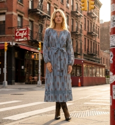 Vestido midi azul claro con estampado floral rojo y marrón, cuello V, mangas globo largas, cintura con lazo y borlas, vista urba