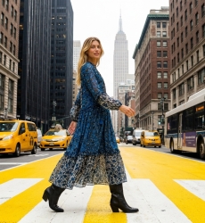 Vestido maxi de manga comprida em camadas, padrão floral azul, preto e branco, tecido leve e fluido, estilo urbano.