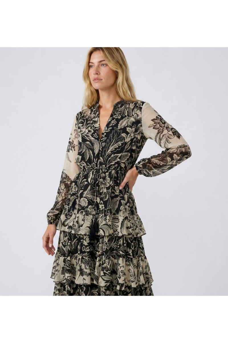 Vestido maxi preto bege floral, decote V, mangas compridas, cintura elástica, saia folhos, tecido leve, vista 3/4.