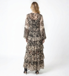 Vista traseira de vestido longo maxi preto e bege com estampa floral, manga comprida, cintura elástica e saia de babados.
