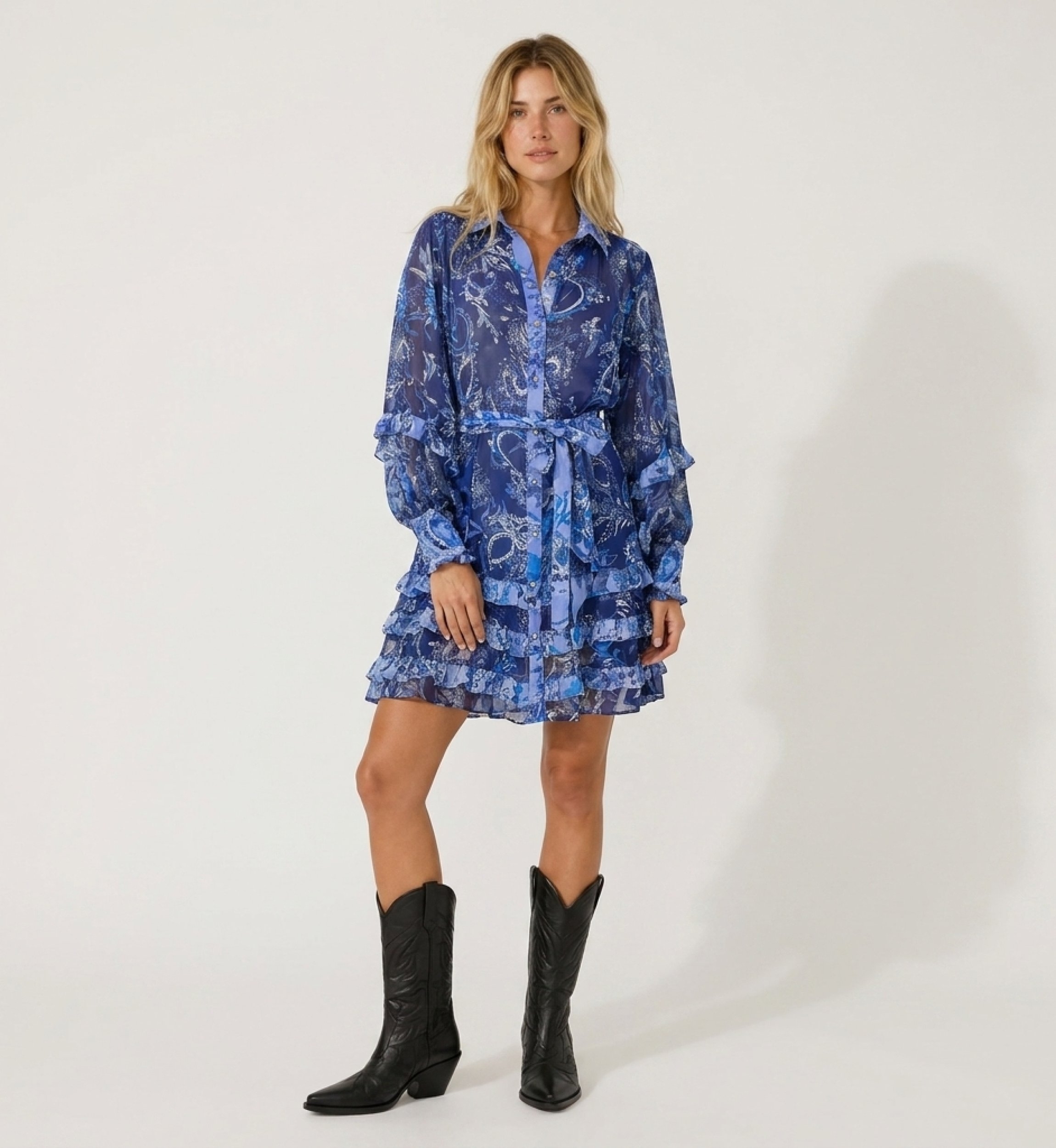 Vestido curto transparente azul e branco floral, mangas longas com babados, gola e saia em camadas.