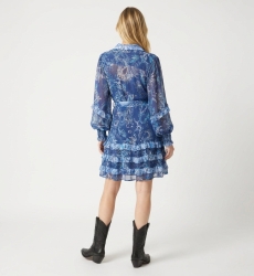 Vista traseira: Minivestido floral azul e branco transparente, mangas longas com babados, gola, saia em camadas.