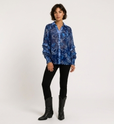 Blusa transparente azul de manga longa com estampa paisley floral, punhos com babados e decote V, vista frontal.