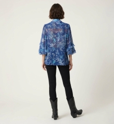 Vista traseira: blusa transparente azul de manga comprida, estampa paisley floral, punhos com babados, decote V. Top elegante.