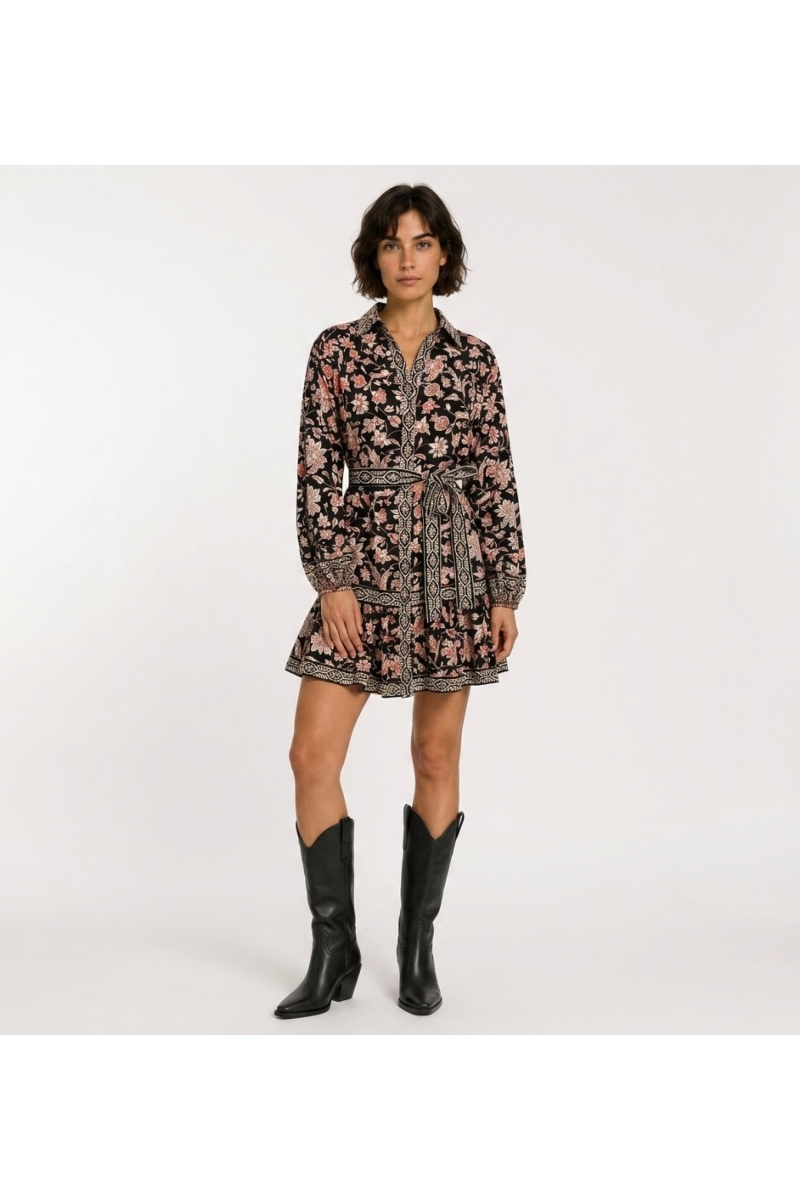 Minivestido negro de manga larga con cuello, estampado floral rojo y crema, cinturón anudado, falda de volantes escalonados, vis