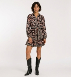 Minivestido negro de manga larga con cuello, estampado floral rojo y crema, cinturón anudado, falda de volantes escalonados, vis