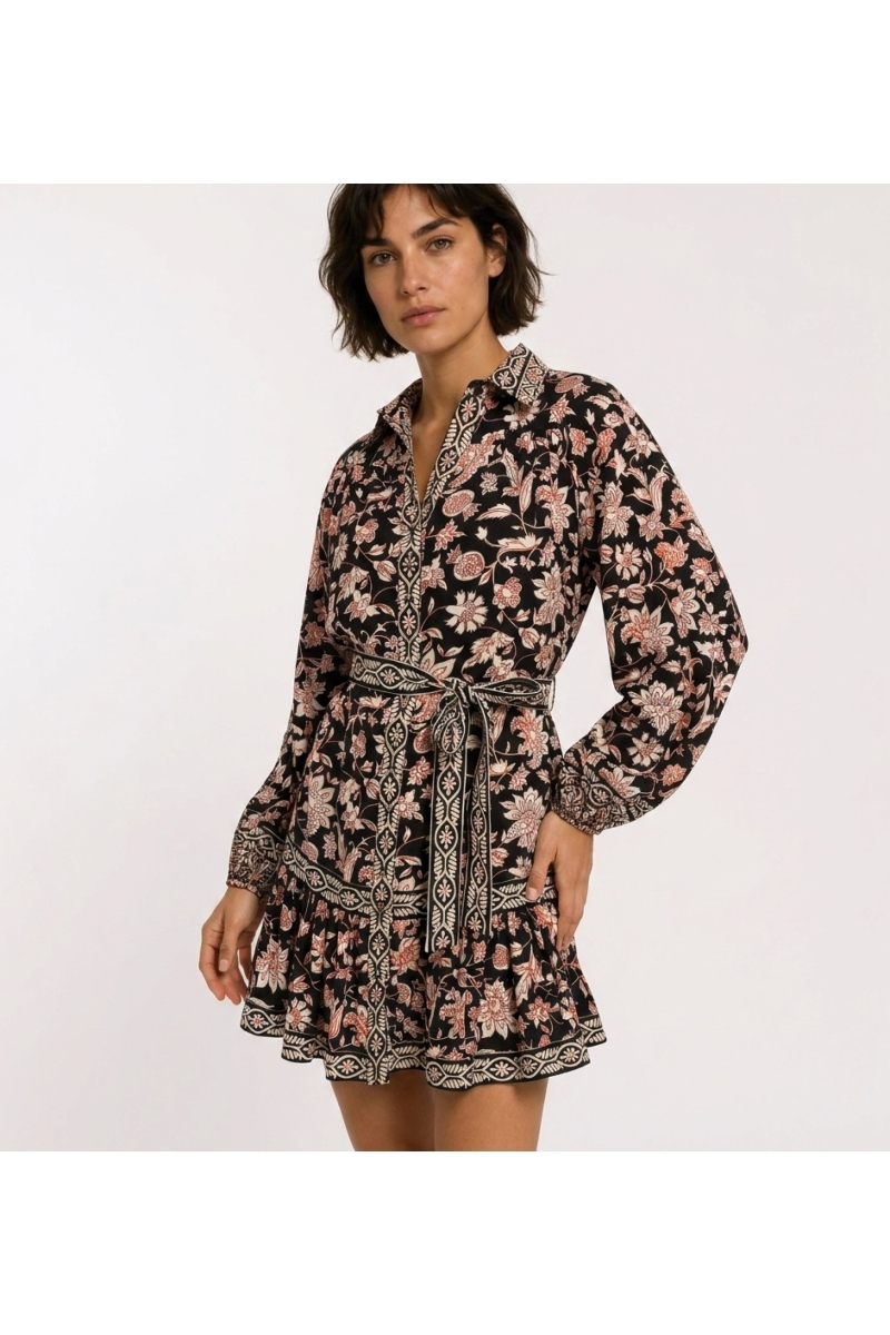 Vestido mini preto de manga comprida com estampado floral vermelho e creme, gola, cinto amarrado e saia de babados em camadas.