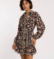 Vestido mini negro de manga larga con estampado floral rojo y crema, cuello, cinturón anudado y falda de volantes escalonados.