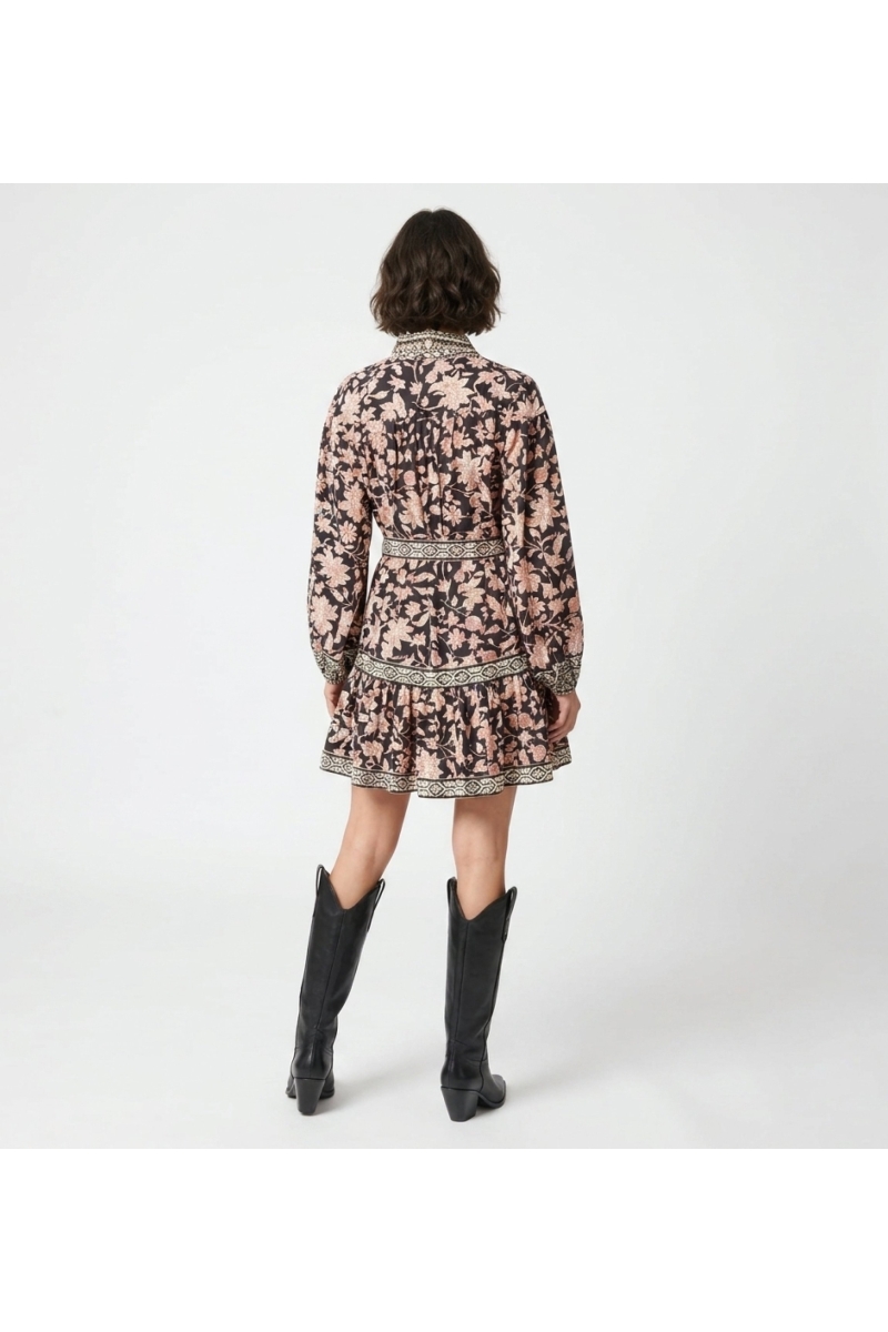 Vista traseira de vestido curto preto manga comprida com gola, estampa floral vermelha e creme, cinto amarrado e saia de babados