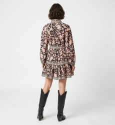 Vista trasera de vestido mini negro manga larga con cuello, estampado floral rojo y crema, cinturón anudado y falda de volantes.