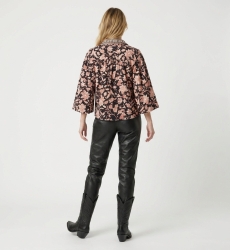 Blusa preta manga longa floral, estampa creme e ferrugem, gola, punhos com babados, tecido leve, vista traseira.