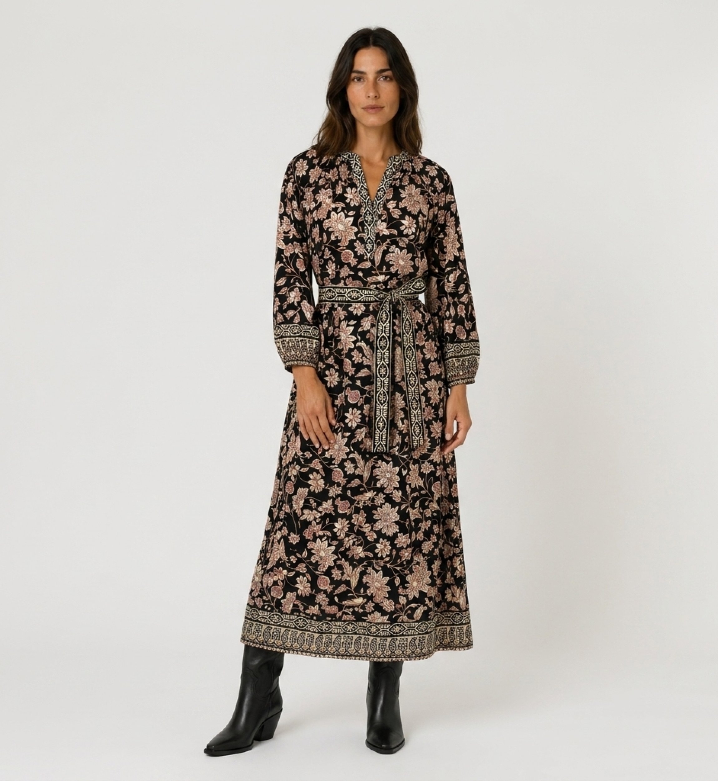 Vestido midi preto floral com padrão bege e vermelho, decote em V, mangas longas bufantes e cinto de amarrar.