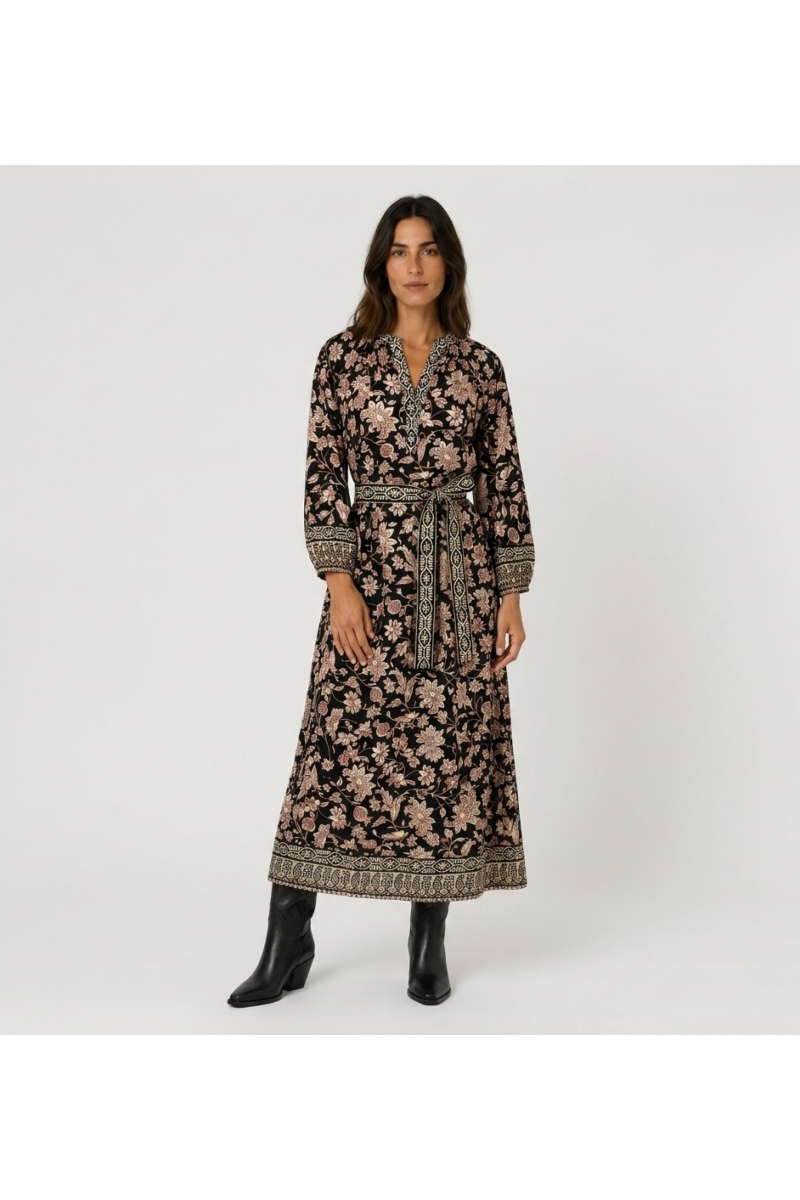 Vestido midi preto floral com padrão bege e vermelho, decote em V, mangas longas bufantes e cinto de amarrar.