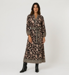 Vestido midi preto floral com padrão bege e vermelho, decote em V, mangas longas bufantes e cinto de amarrar.
