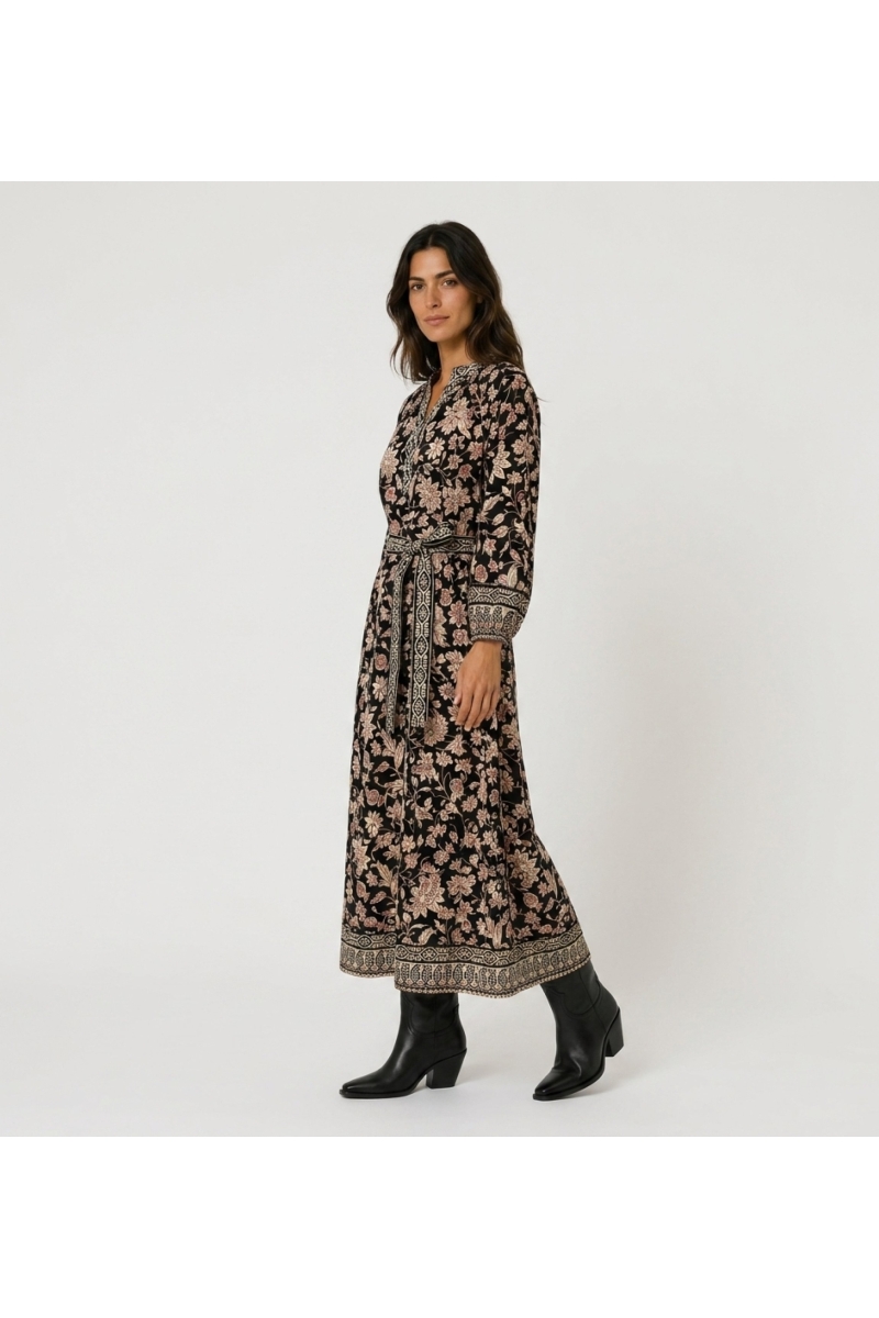 Vestido midi preto com estampa floral bege/vermelha, decote em V, mangas longas bufantes e cinto de amarrar. Vista lateral três 
