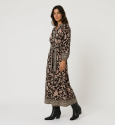 Vestido midi negro con estampado floral beige/rojo, cuello en V, mangas largas abullonadas y cinturón anudable. Vista de tres cu