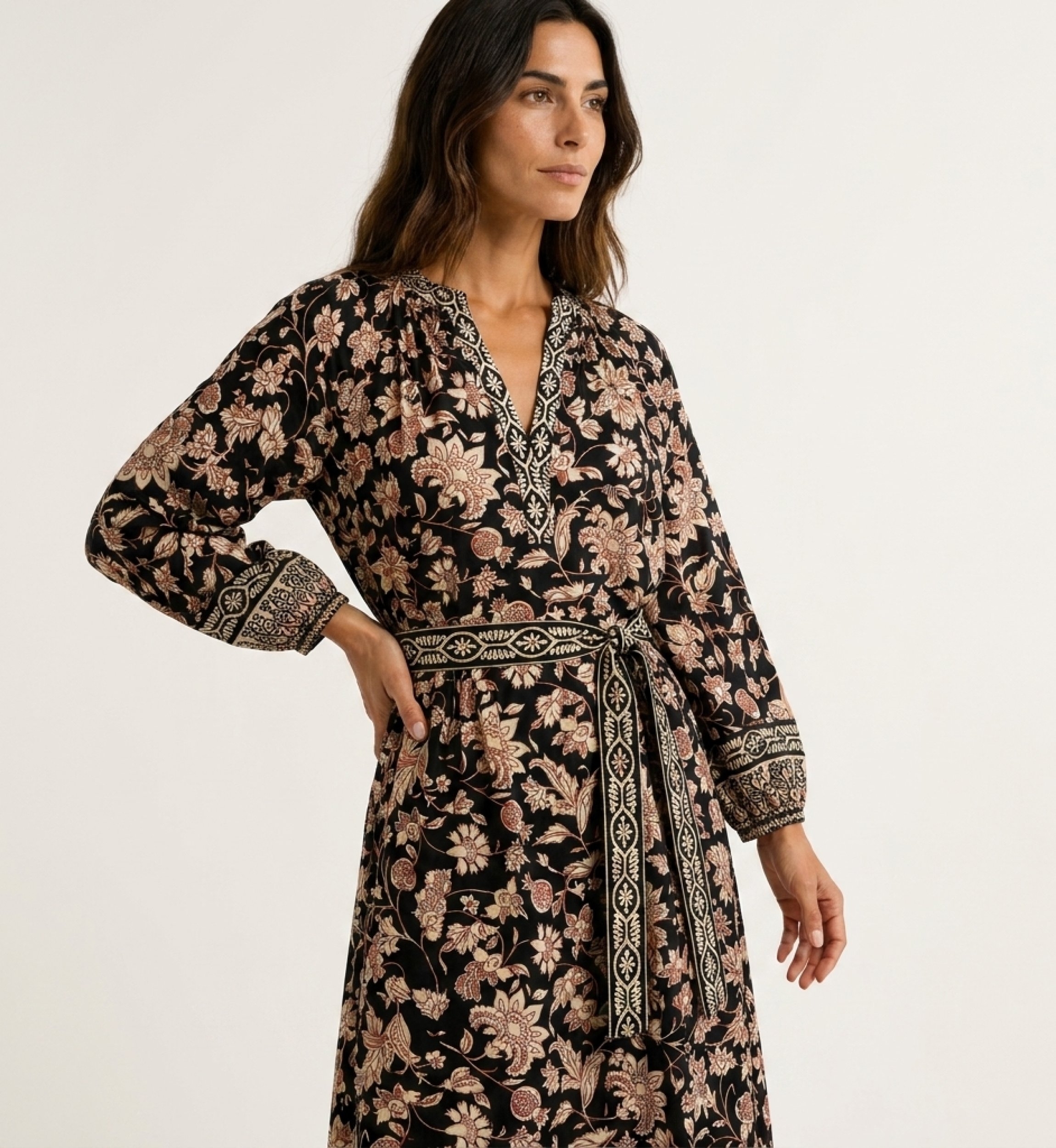 Vestido midi preto floral com decote V, mangas longas bufantes e cinto de amarrar, vista três quartos.
