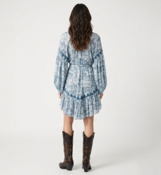 Vista trasera: Vestido camisero corto mujer azul verdoso estampado safari, mangas globo, cintura anudada, bajo volante.