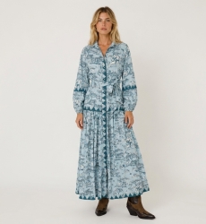 Vestido longo camisa manga comprida azul claro e azul-petróleo, estampa safari, gola, botões, cinto.