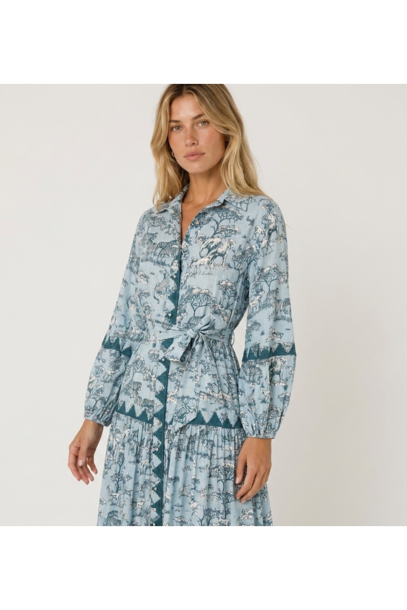 Vestido longo camisa manga comprida azul e verde água, estampa safari, gola, botões, cinto.