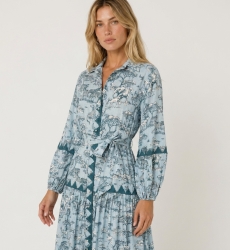 Vestido largo camisa manga larga azul claro y verde azulado, estampado safari, cuello, botones, cinturón.