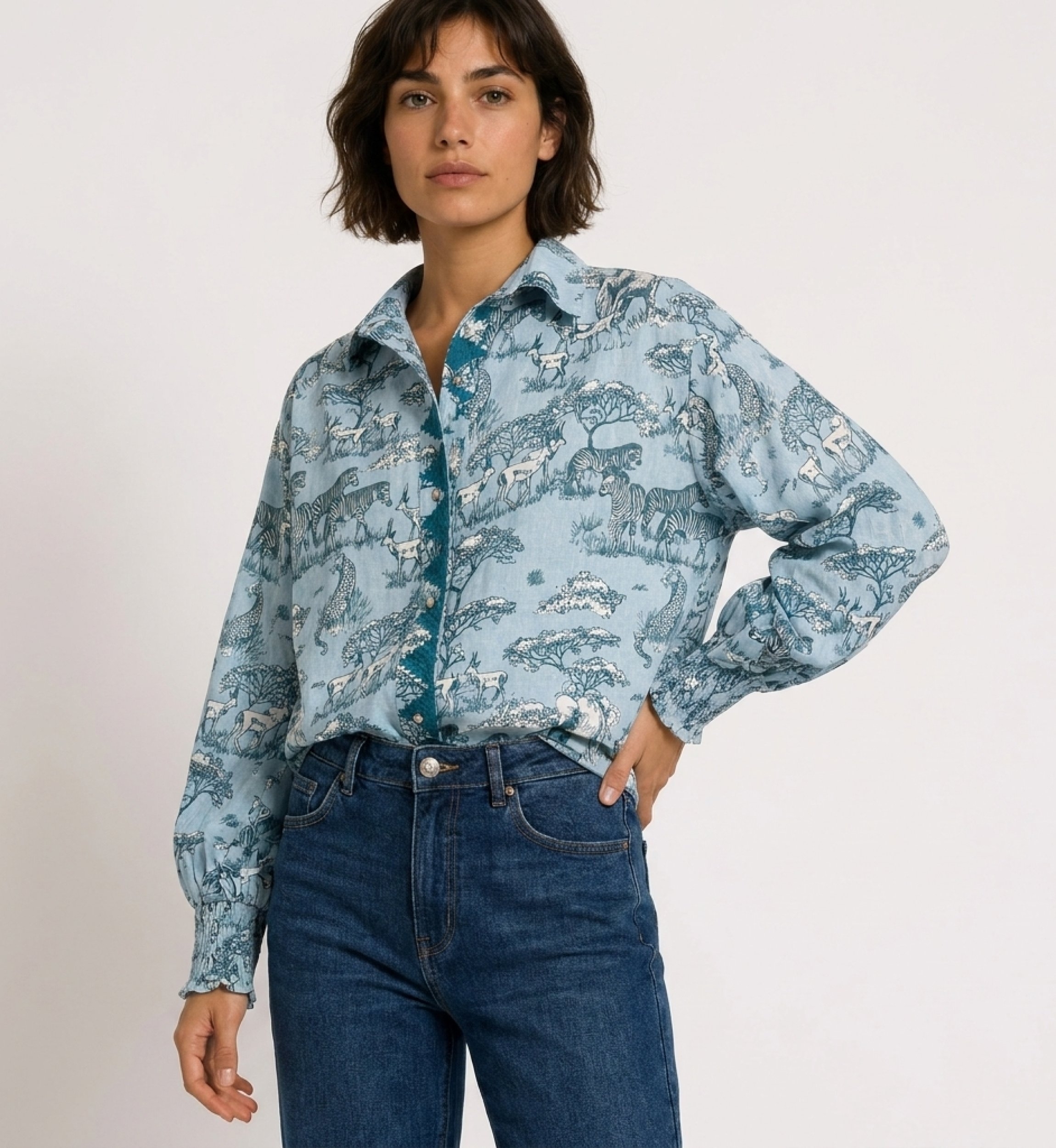 Camisa azul claro de manga larga con botones, estampado de animales safari azul oscuro y blanco, mangas abullonadas, puños frunc