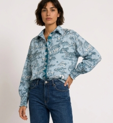 Camisa azul claro de manga comprida com botões, estampa de animais safari azul escuro e branco, mangas bufantes, punhos franzido