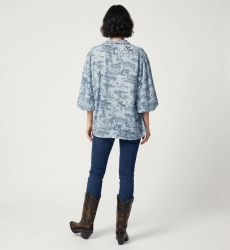 Camisa abotonada azul claro de manga larga, vista trasera. Estampado animales safari azul/blanco, mangas abullonadas fruncidas.