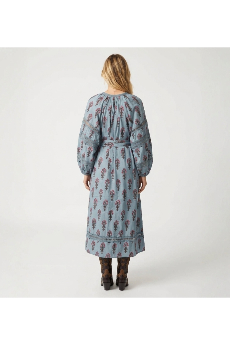 Vestido midi azul claro con estampado floral rojo y marrón, mangas largas abullonadas, cintura anudada con borlas, vista trasera