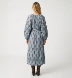 Vestido midi azul claro con estampado floral rojo y marrón, mangas largas abullonadas, cintura anudada con borlas, vista trasera