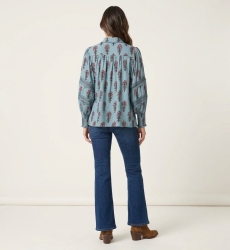 Blusa azul clara floral manga longa, costas. Padrão rosa e marrom, mangas balão com renda, punhos franzidos.
