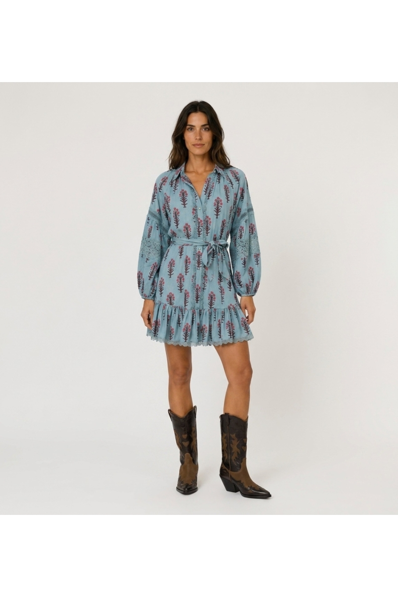 Vestido curto azul claro floral com gola, mangas balão longas com renda, frente abotoada, cintura amarrada.