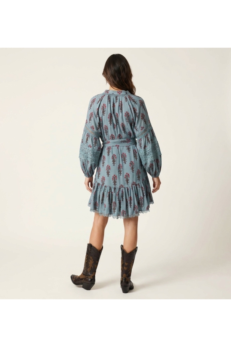 Vestido curto floral azul claro, vista traseira. Estampa vermelho/marrom, mangas bufantes com renda, gola, cintura amarrada.