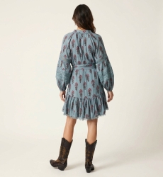 Vestido curto floral azul claro, vista traseira. Estampa vermelho/marrom, mangas bufantes com renda, gola, cintura amarrada.
