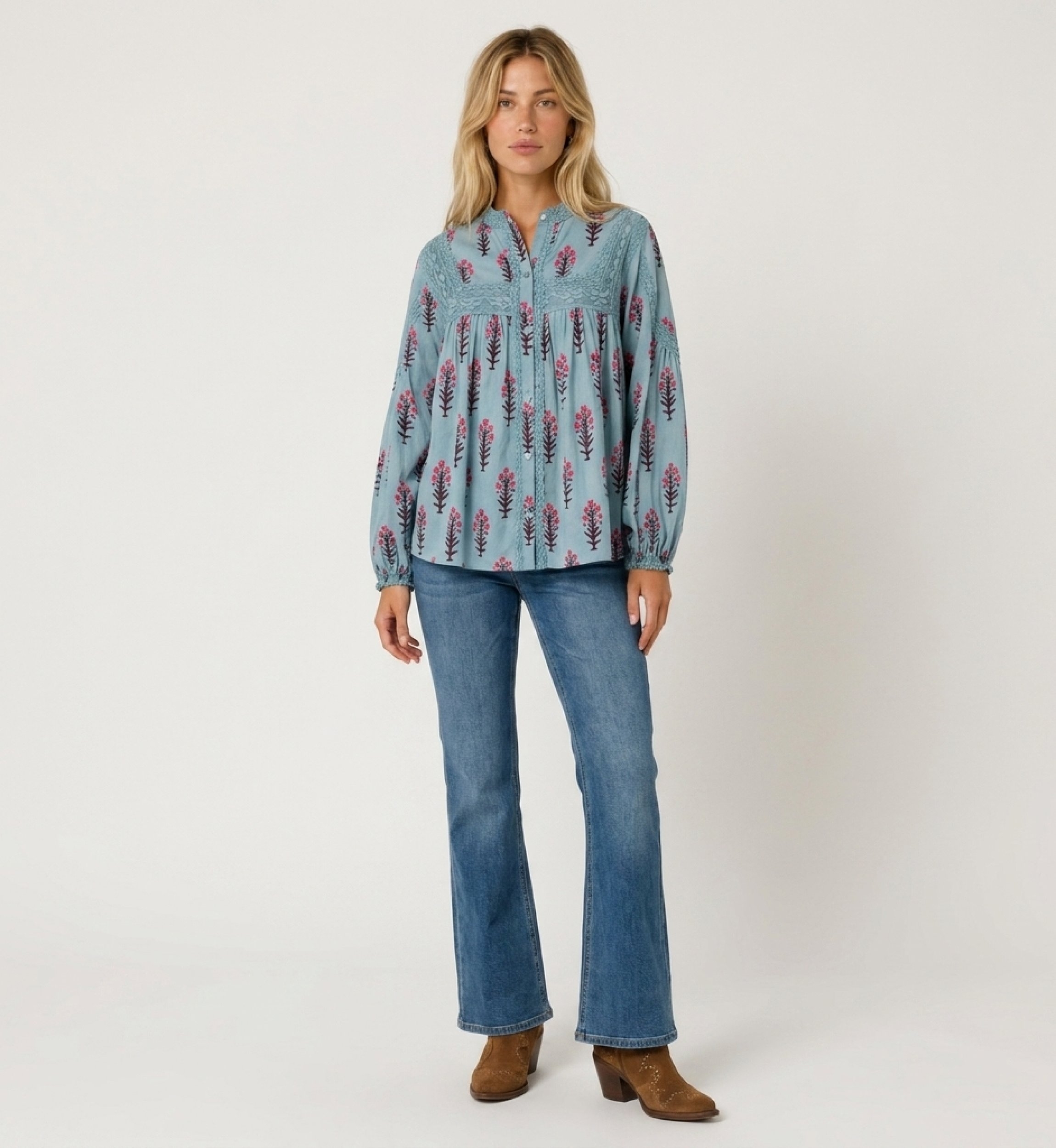 Blusa camponesa azul claro manga comprida, estampa floral rosa e marrom, renda, caimento solto de algodão, vista frontal.
