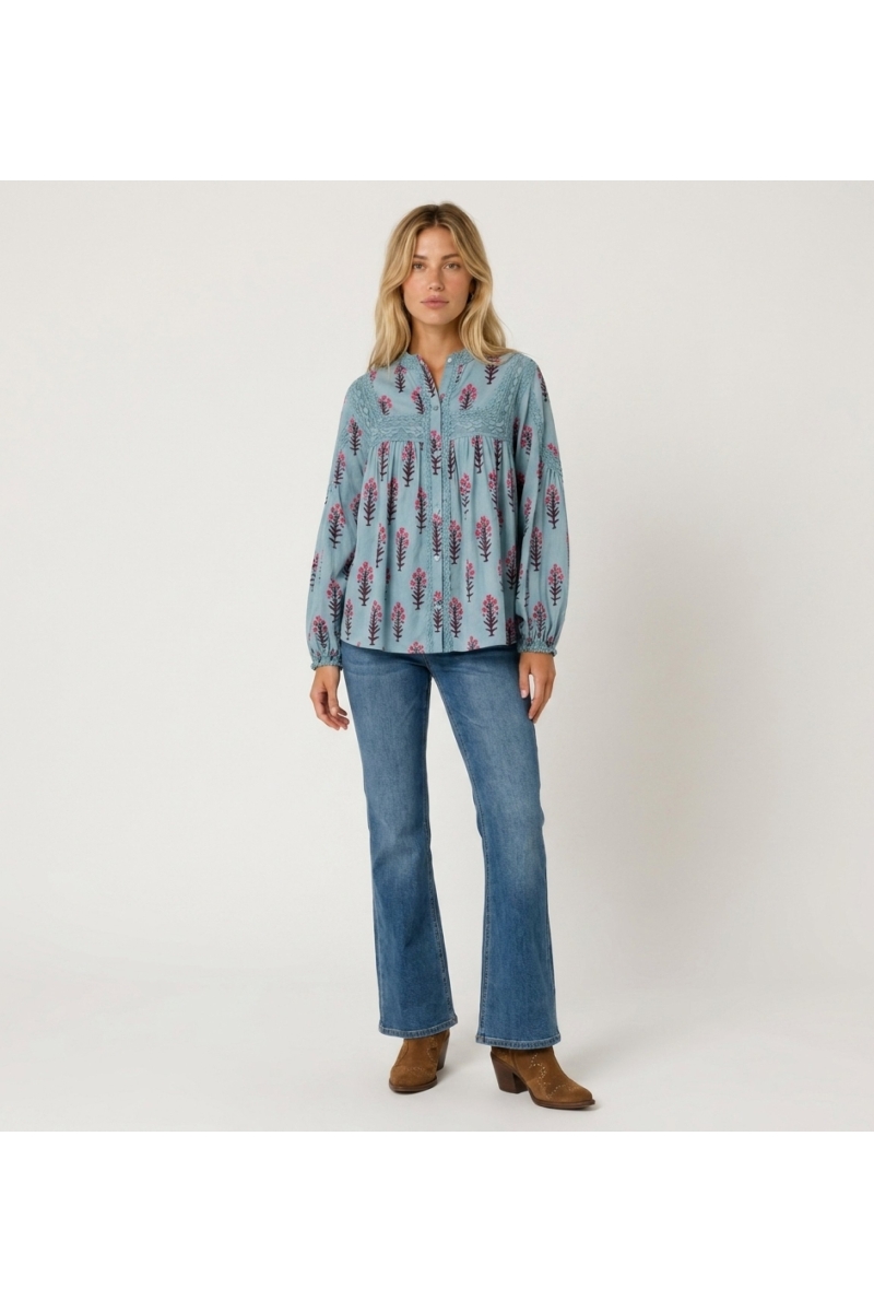 Blusa campesina azul claro de manga larga, estampado floral rosa y marrón, ribete de encaje, corte holgado de algodón, vista fro