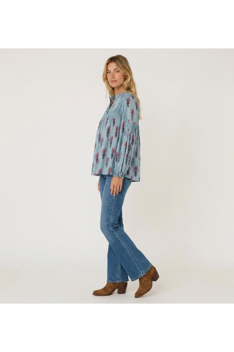 Blusa campesina azul claro manga larga, estampado floral rosa y marrón, ribete de encaje, corte holgado de algodón.