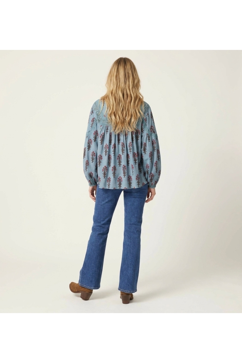 Blusa campesina azul claro de manga larga, estampado floral rosa y marrón, encaje, corte holgado, tejido tipo algodón, vista tra