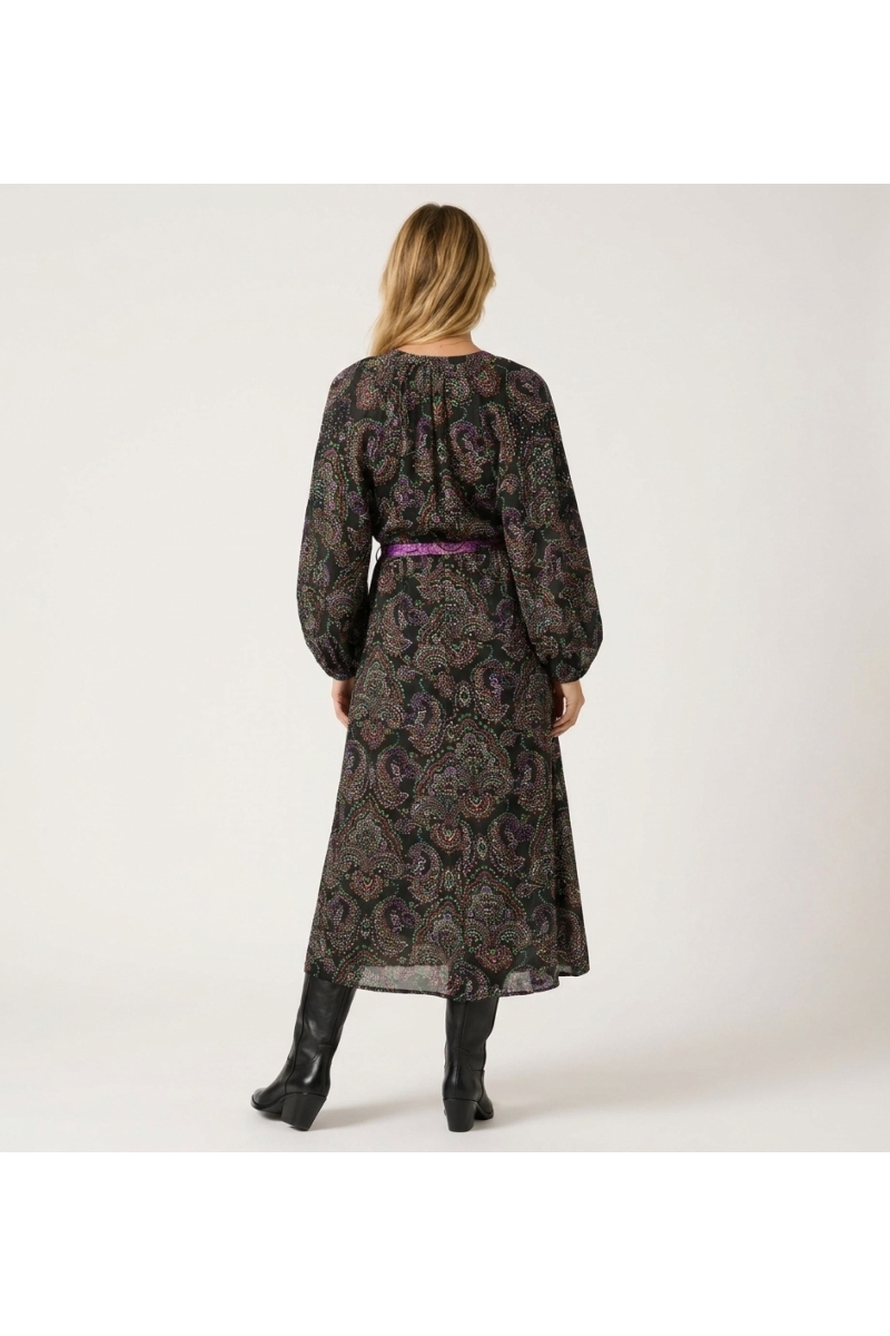 Vista traseira: Vestido midi preto transparente, estampa paisley colorida, mangas balão longas, cinto com borlas.