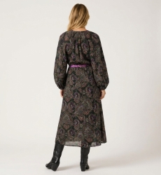 Vista traseira: Vestido midi preto transparente, estampa paisley colorida, mangas balão longas, cinto com borlas.