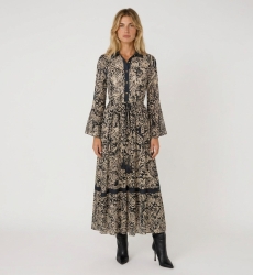 Vestido longo maxi estampado preto e bege, gola, botões frontais, mangas sino, cintura com cordão e borlas.