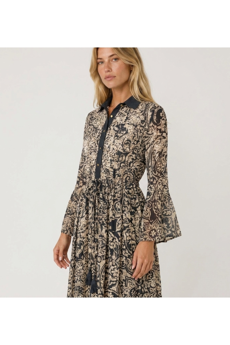 Maxi vestido longo estampado preto e bege, gola, botões, mangas sino, cintura com cordão e borlas. Estilo elegante.