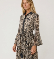 Maxi vestido longo estampado preto e bege, gola, botões, mangas sino, cintura com cordão e borlas. Estilo elegante.